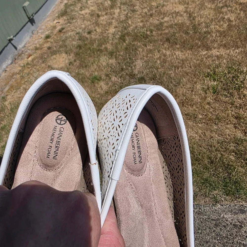 Giani Bernini White Laser Cut Bow Ballet Flats Womens 7.5M EXCELLENT